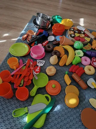 Cocinita de madera IKEA con muchos accesorios