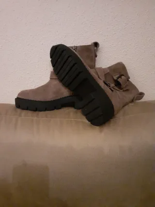 Botín piel serraje marrón de Mango