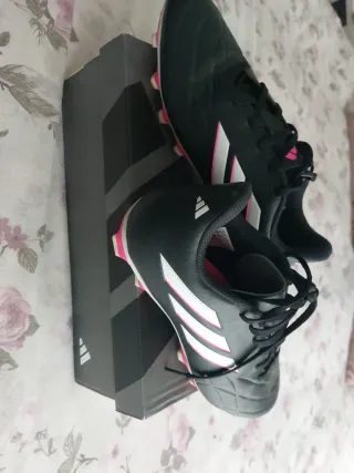 Zapatillas de fútbol Adidas negras y rosa.