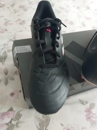 Zapatillas de fútbol Adidas negras y rosa.