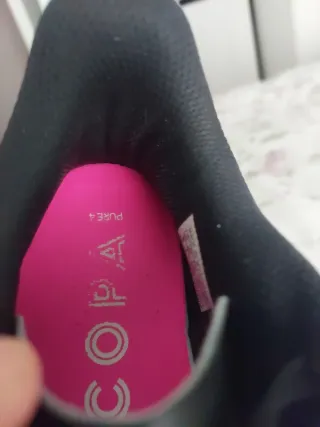 Zapatillas de fútbol Adidas negras y rosa.