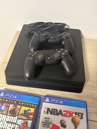 PS4 Nera con 2 Controller e 2 Giochi