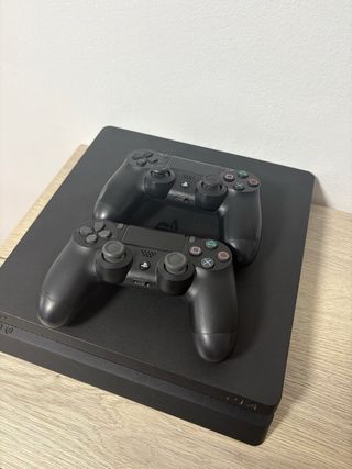 PS4 Nera con 2 Controller e 2 Giochi