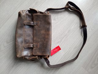 Bandolera de piel con etiqueta