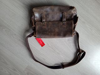 Bandolera de piel con etiqueta