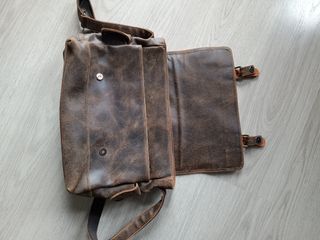 Bandolera de piel con etiqueta