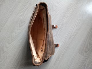 Bandolera de piel con etiqueta