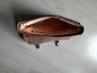 Bandolera de piel con etiqueta