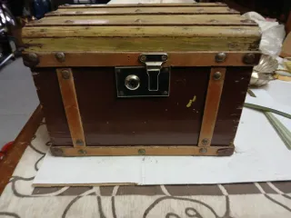 Antiguo baúl pequeño