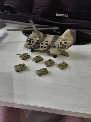 Elicottero militare con carri armati giocattolo
