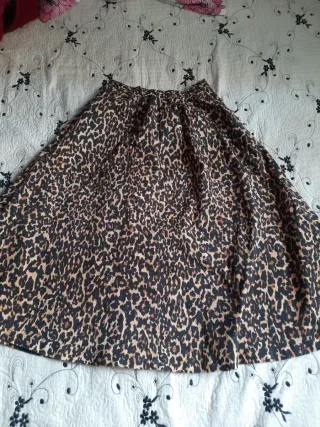 Falda midi estampado leopardo
