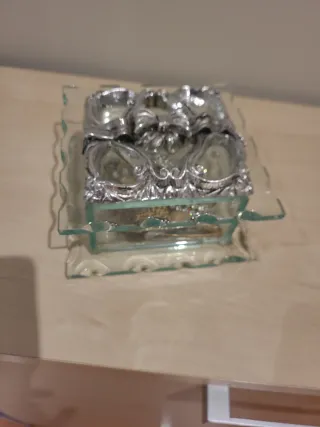 Joyero de cristal con motivo plateado