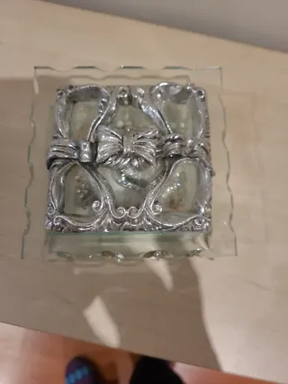 Joyero de cristal con motivo plateado