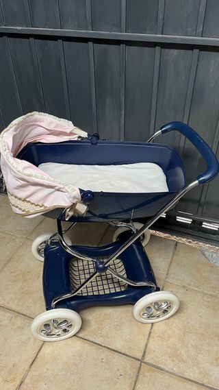 Carro de muñecas azul con capota rosa
