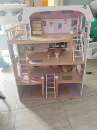 Casita de muñecas de madera