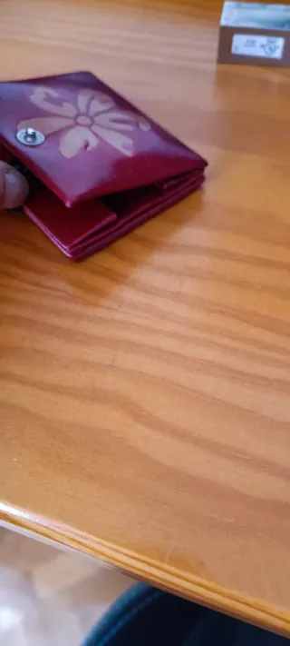 Monedero de piel con flor