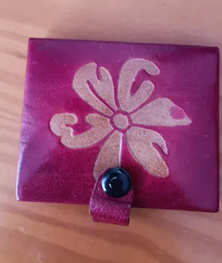 Monedero de piel con flor