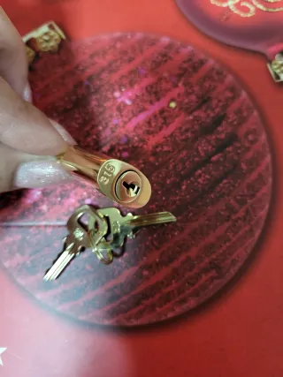 Candado y llaves Louis Vuitton dorados