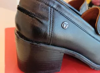 Zapatos de piel negros nuevos