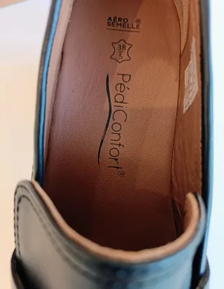 Zapatos de piel negros nuevos