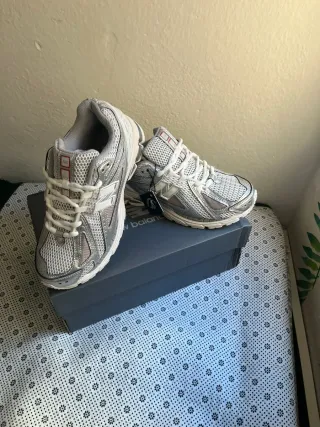 New Balance 1906R Plata y Blanco