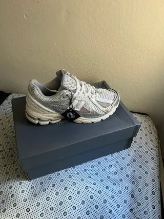 New Balance 1906R Plata y Blanco