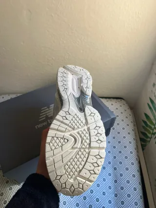 New Balance 1906R Plata y Blanco