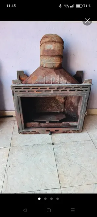Chimenea de metal antigua