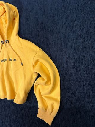 Sudadera Bershka cropped amarilla Talla M