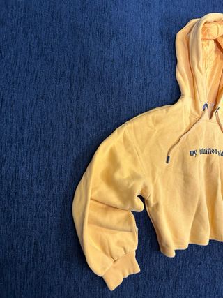 Sudadera Bershka cropped amarilla Talla M