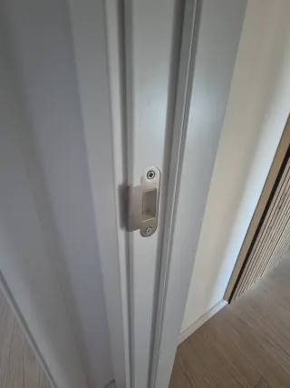 Puertas completas con marcos, color blanco nuclear