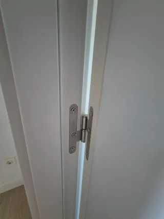 Puertas completas con marcos, color blanco nuclear