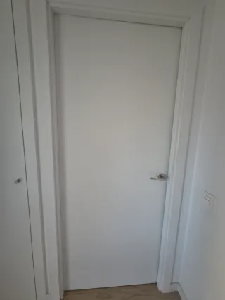 Puertas completas con marcos, color blanco nuclear