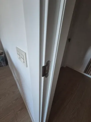 Puertas completas con marcos, color blanco nuclear