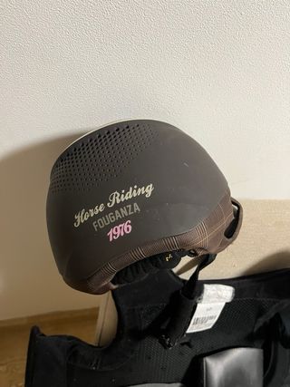 Casco, petos y botas equitación