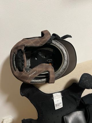 Casco, petos y botas equitación