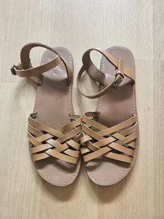 Sandalias planas de piel. Mango Kids