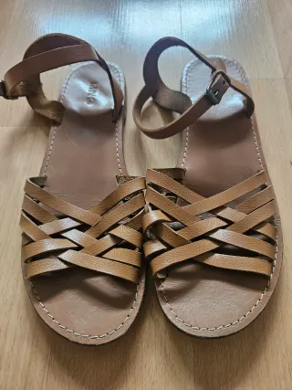 Sandalias planas de piel. Mango Kids