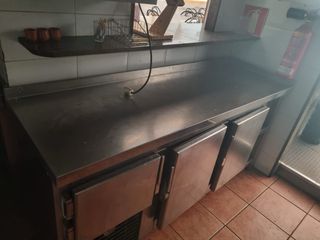 Mesa de trabajo industrial con refrigerador