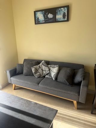 Sofá gris amplio con cojines