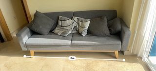 Sofá gris amplio con cojines