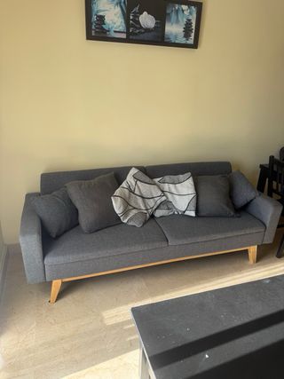 Sofá gris amplio con cojines