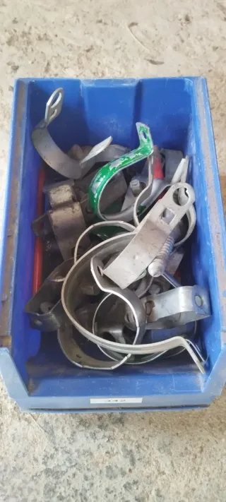 Tornillos y abrazaderas varios