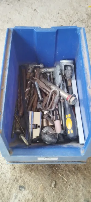 Tornillos y abrazaderas varios