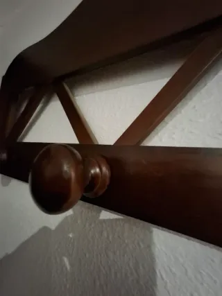 Perchero de madera marrón