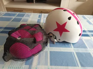 Casco y protecciones rosas sin estrenar