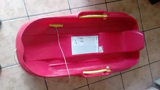 Trineo rojo y azul para la nieve dos plazas