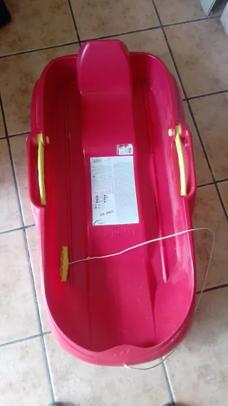 Trineo rojo y azul para la nieve dos plazas