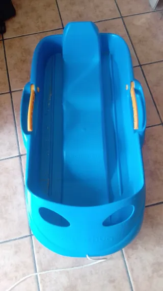 Trineo rojo y azul para la nieve dos plazas