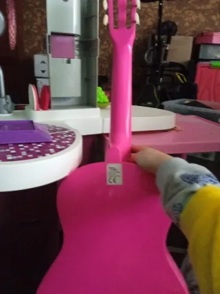Guitarra rosa para niños